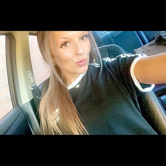 Meet your Posher, Alyssa👑 - Picture 6 of 13